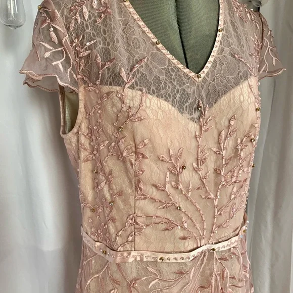 Elegant floral embroidered night or special event dress - Picture 3 of 16